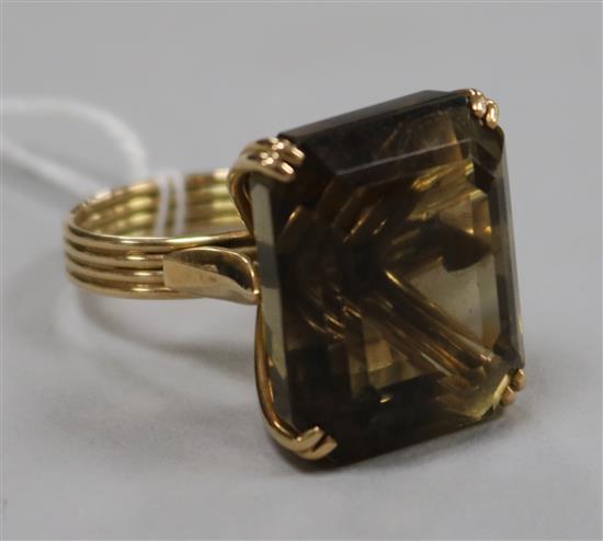 A yellow metal and quartz dress ring, size Q.